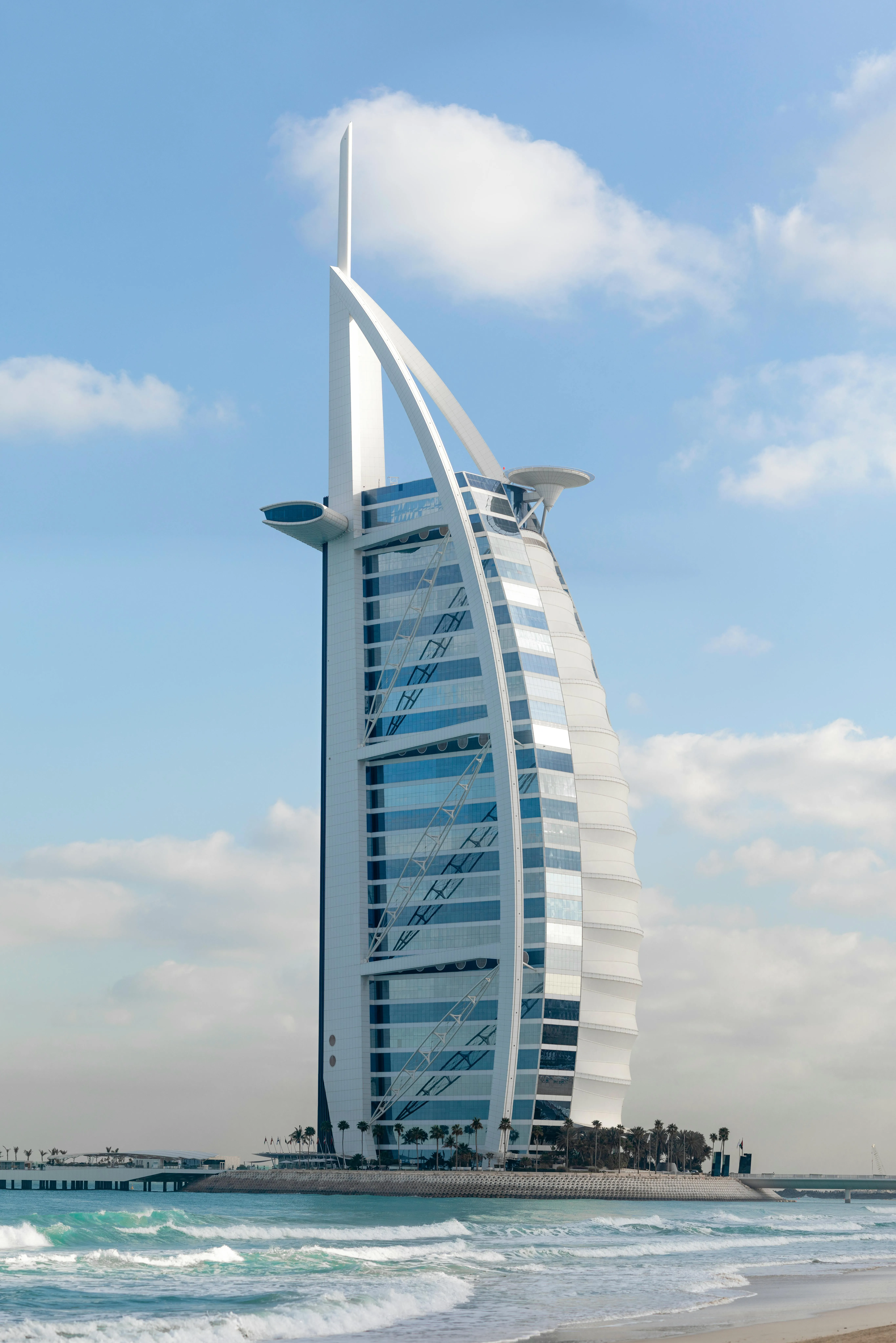 Burj Al Arab — charakterystyczny hotel w kształcie żagla na wybrzeżu Dubaju, widok z plaży.